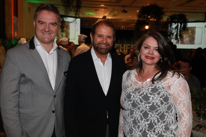 Edson Néspolo, da Gramadotur, Guilherme Paulus, da GJP Hotels, e Rúbia Frizzo, secretária de Turismo de Gramado, no jantar de encerramento do projeto Chef por um dia, no Wish Serrano