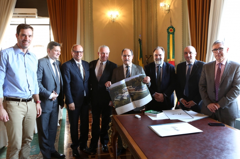 Junto a secretários, governador José Ivo Sartori (c) recebeu o projeto do Prado Bairro-Cidade