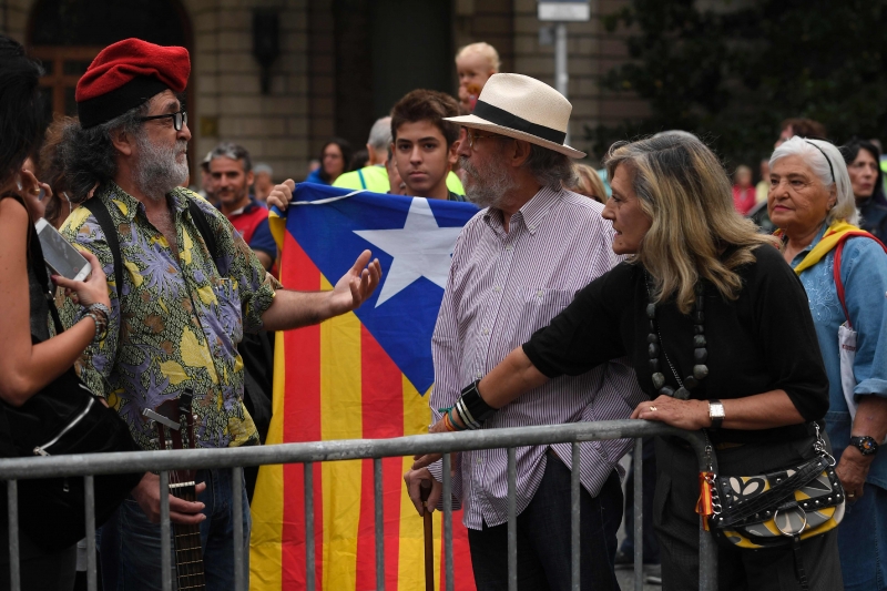 Embates entre espanhóis a favor e contra a votação já tomam as ruas
