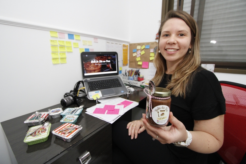 Bia Hess, da Bolo da Bia no Pote, se viu enrolada em uma d�vida de R$ 2 mil no cheque especial no ano passado; a experi�ncia lhe ensinou a ser met�dica com os gastos