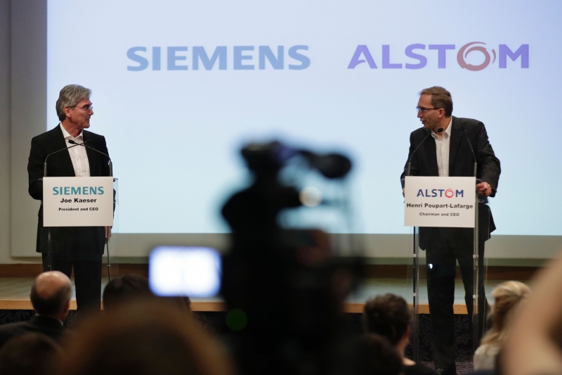 Presidente da Simens, Joe Kaeser (e) anunciou acordo junto com CEO da Alstom, Henri Poupart-Lafarge 