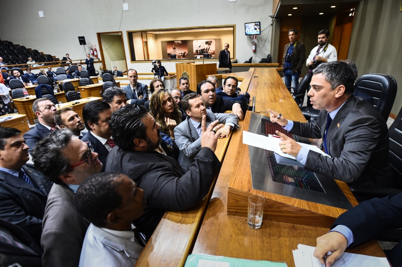 Após 16 horas de sessão, vereadores barraram a matéria com 25 votos contrários e 10 a favor