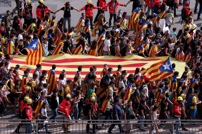Em Barcelona, milhares se reúnem em manifestação pelo pleito