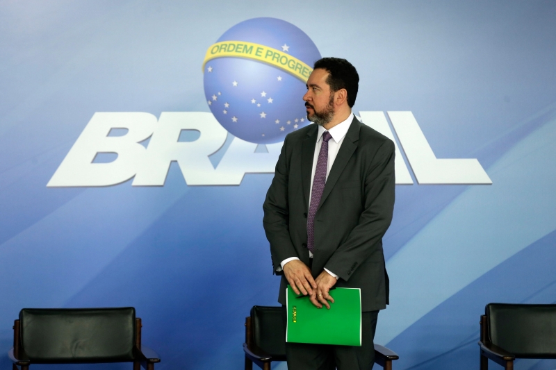 Cortes na Selic e política de ajuste fiscal possibilitam a adoção da medida, diz Oliveira 