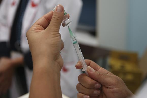 Produção das vacinas contra gripe que serão aplicadas em 2018 já está em andamento