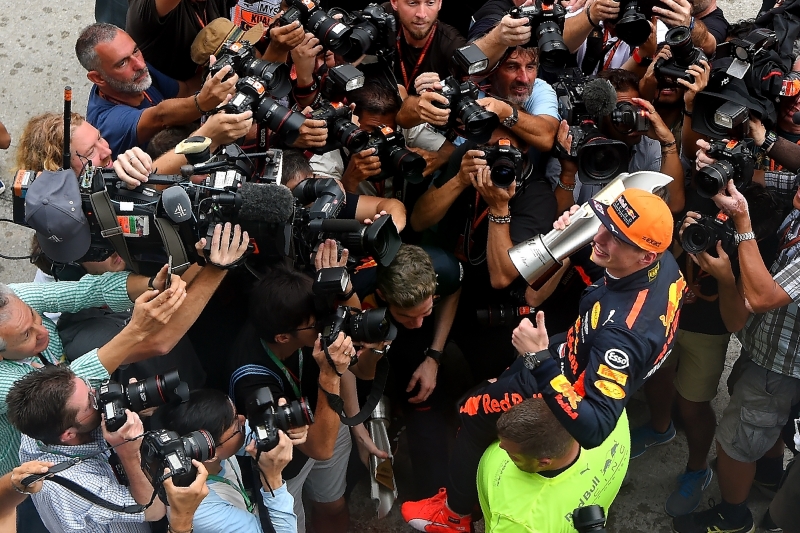 Verstappen (d) superou o inglês Lewis Hamilton, da Mercedes, e venceu o GP da Malásia de Fórmula 1