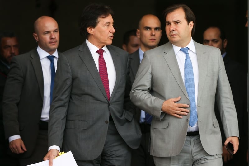 Maia (direita) atribuiu rebaixamento a denúncias da PGR contra presidente Temer 