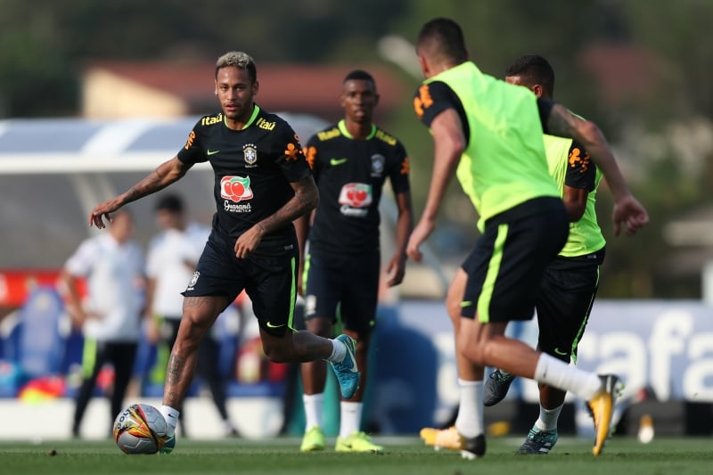Neymar treina com companheiros de equipe na Granja Comary