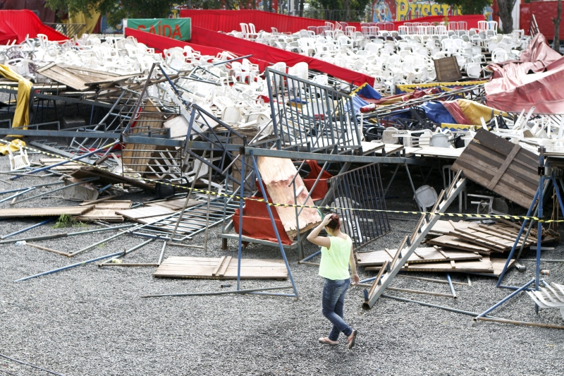 Estrutura de circo instalado ao lado do Beira-Rio desabou e deixou cinco feridos em Porto Alegre 