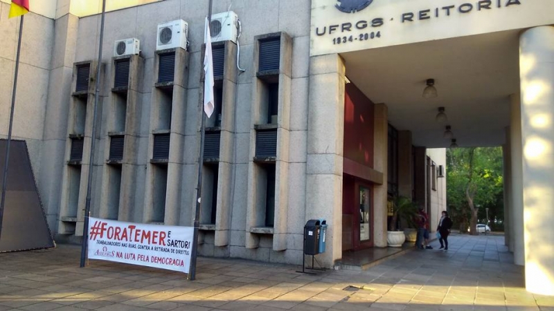 Funcionários frecharam a entrada da reitoria e fixaram faixas de greve na universidade