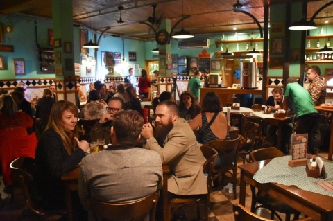 Enquanto aproveita a companhia de amigos, o p�blico ouve debates e trechos das obras