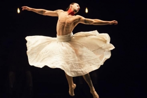 Grupo mineiro Corpo alia dança, música e cenografia em apresentação