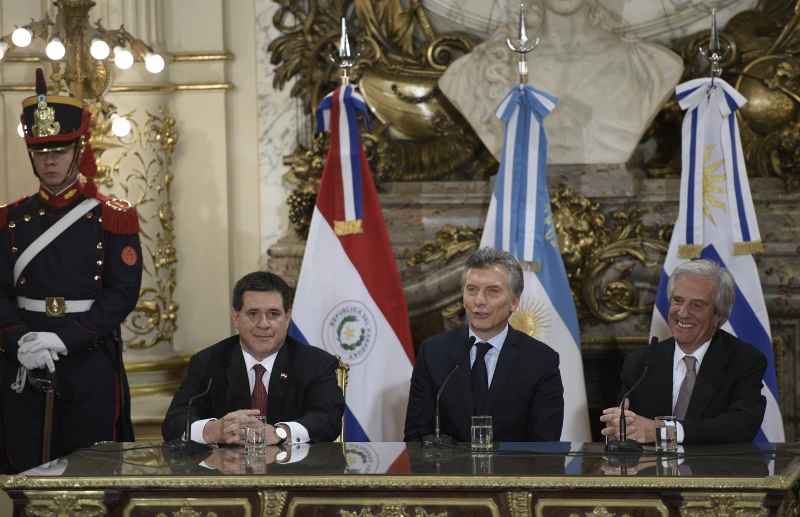 Horacio Cartes (e), Mauricio Macri (c), Tabaré Vázquez durante a coletiva de imprensa na Casa Rosada, em Buenos Aires