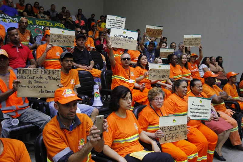 Trabalhadores da Cootravipa realizaram protesto ontem na Câmara de Vereadores