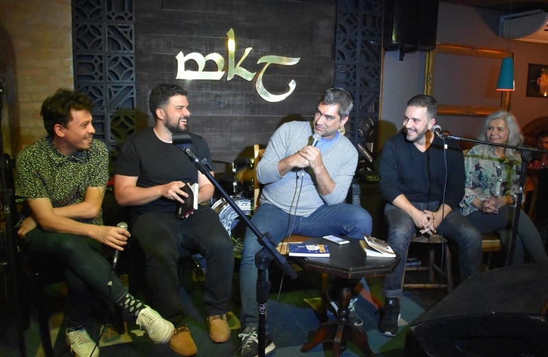 Zeca Camargo participou do Leituras Bo&ecirc;mias no bar com outros escritores Foto: Leonardo Andreoli/Divulga&ccedil;&atilde;o/JC