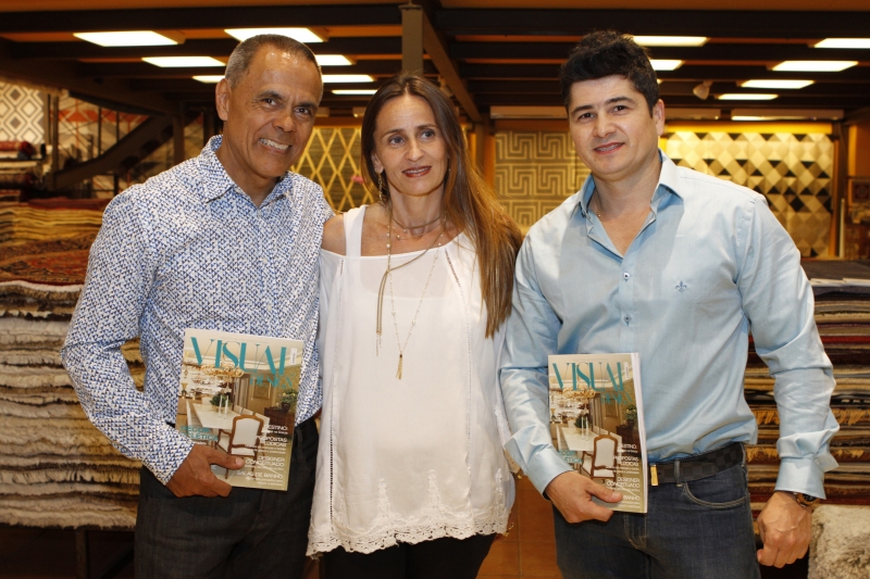 Gelson Balbueno e Claudia Godinho com Fernando Rodrigues, editor da Visual & Design