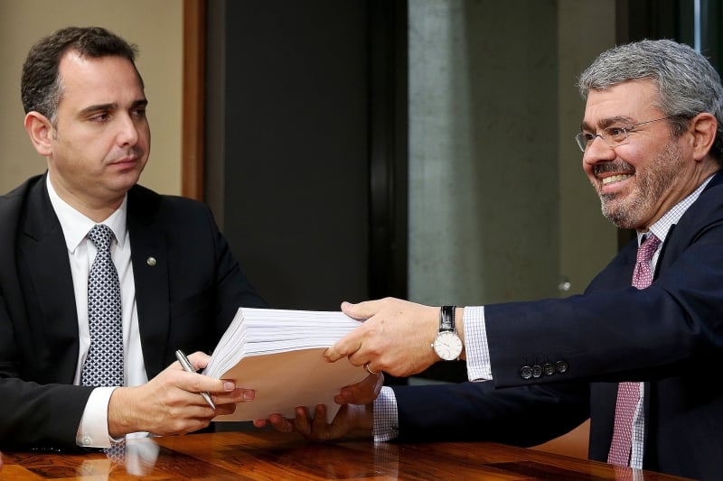 Presidente da CCJ, Pacheco recebe o documento de Eduardo Carnelós