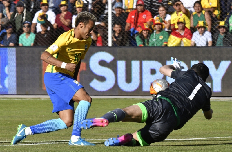 Carlos Lampe impede o arremate de Neymar contra a meta boliviana