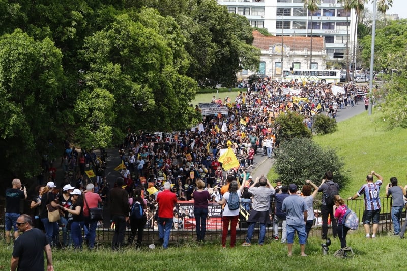 Manifestantes fizeram uma grande caminhada pelas ruas de Porto Alegre nesta quinta-feira