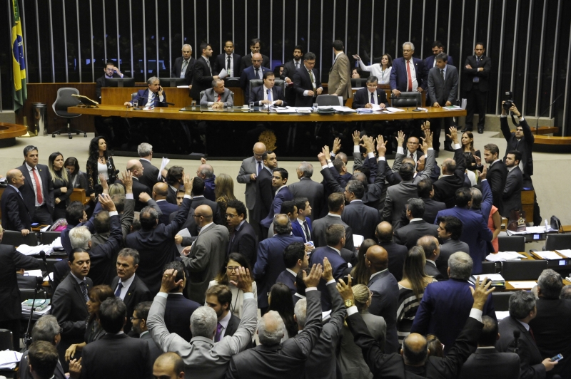 Divergência sobre o tipo de votação gerou debate acirrado entre os parlamentares 