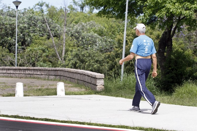 Pessoas acima de 60 anos podem ser multadas se forem flagradas passeando em parques e praças