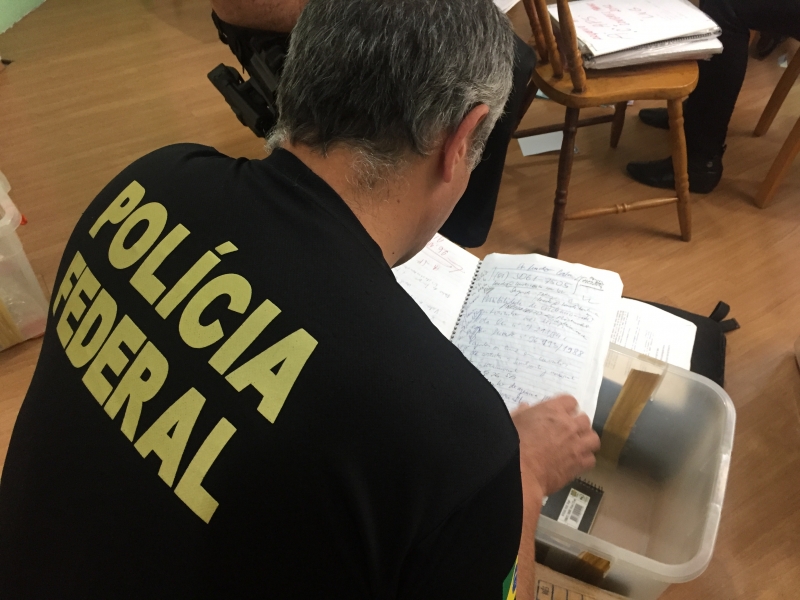 Policiais examinaram materiais em investigação de cidadãos tchecos e um brasileiro