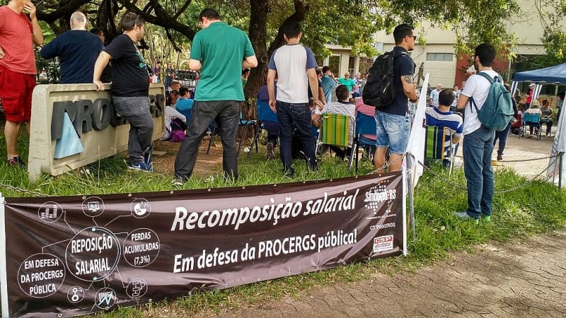Funcionários da Procergs mantêm piquetes em frente à sede da empresa em Porto Alegre