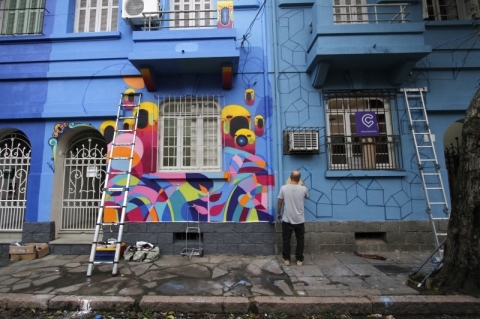 Grafiteiros pintam fachadas de sobrados na rua Alberto Torres