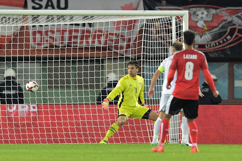Marko Arnautovic marca o terceiro gol austríaco contra o arco defendido por Vladimir Stojkovic 