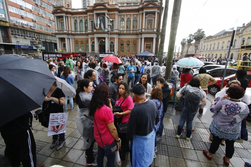Mesmo com chuva, protesto de municiparios se concentrou em frente ao Paço Municipal