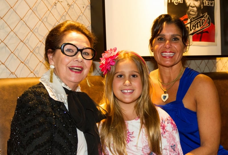 Ieda Maria Vargas com a neta Carmela e a filha Fernanda Athanázio, no encontro de misses realizado em Gramado