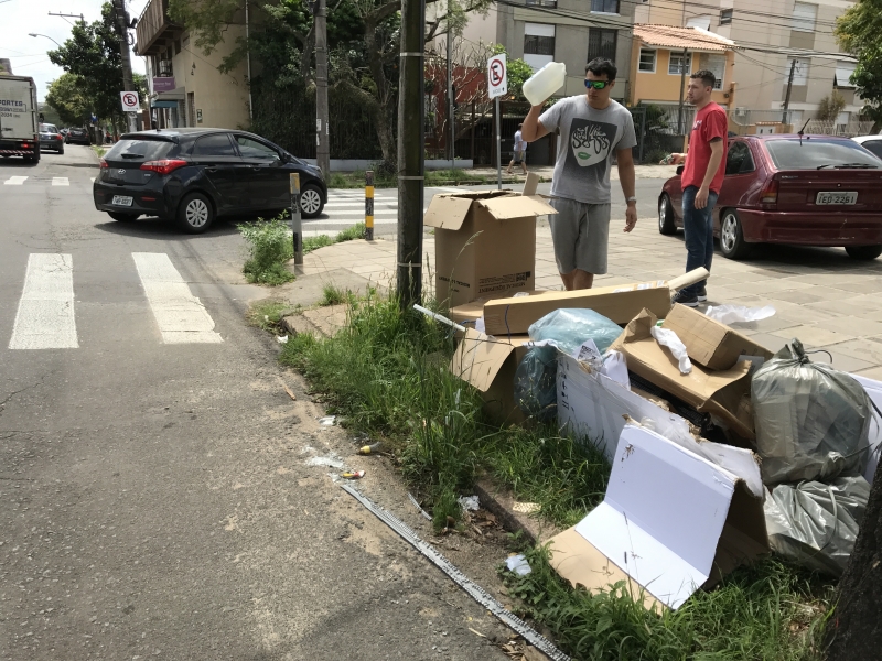 Lixo acumula nas calçadas do bairro Santana neste sábado, dia de coleta seletiva que deixou de ser feita