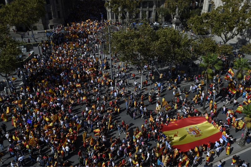 Em Barcelona, manifestantes carregam uma enorme bandeira espanhola