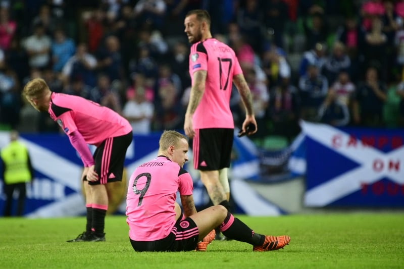 Jogadores escoceses lamentam empate que tirou as chances da seleção de ir a Copa de 2018