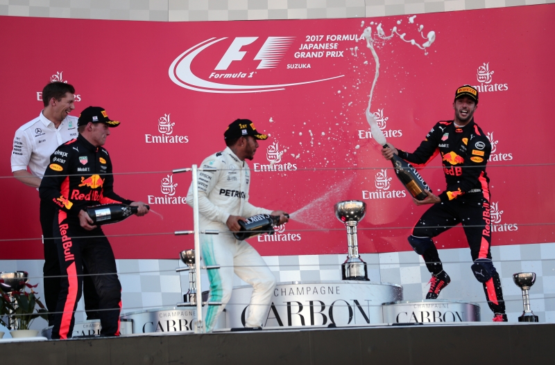 Hamilton comemora a conquista ao lado de Verstappen e Ricciardo