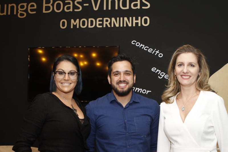 Os designers Samantha Almeida e Fellipe Ungaro com Claudia Horbe