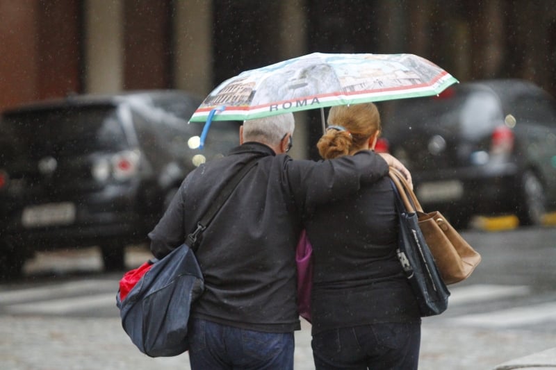 Segunda-feira terá muitas nuvens e momentos de chuva, com temporais isolados