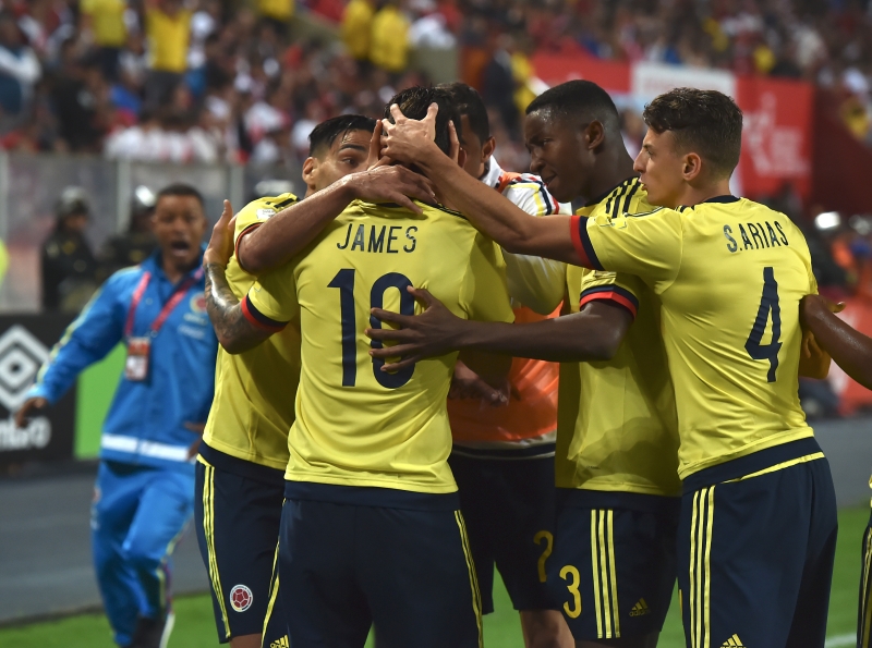James Rodriguez comemora com companheiros de seleção a vaga ao Mundial
