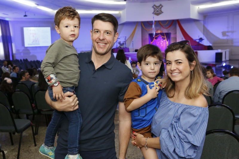 Edimar e Tatiane Ulzefer com os filhos Lucas e João Pedro