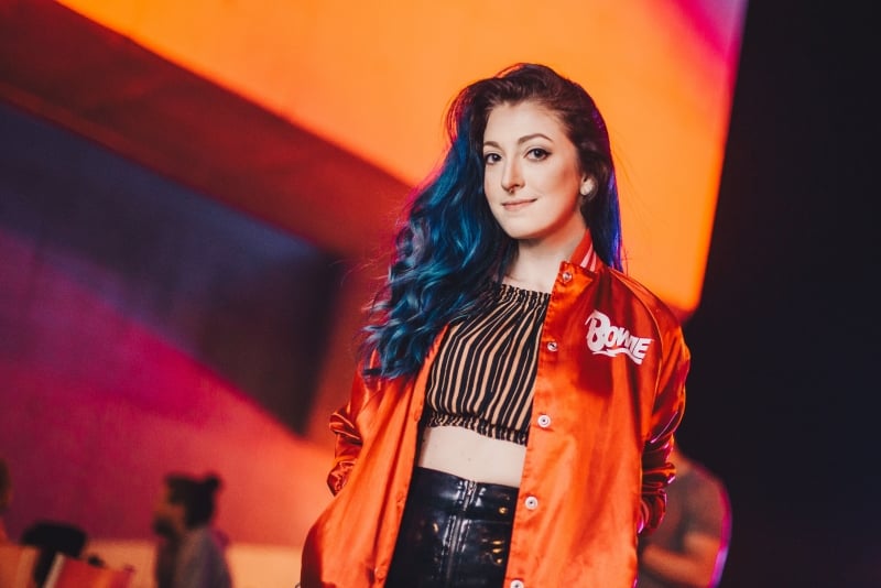 A psicóloga e coach Jéssica Mrás participou do MecaIberê, festival que coloriu a fachada da Fundação Iberê Camargo