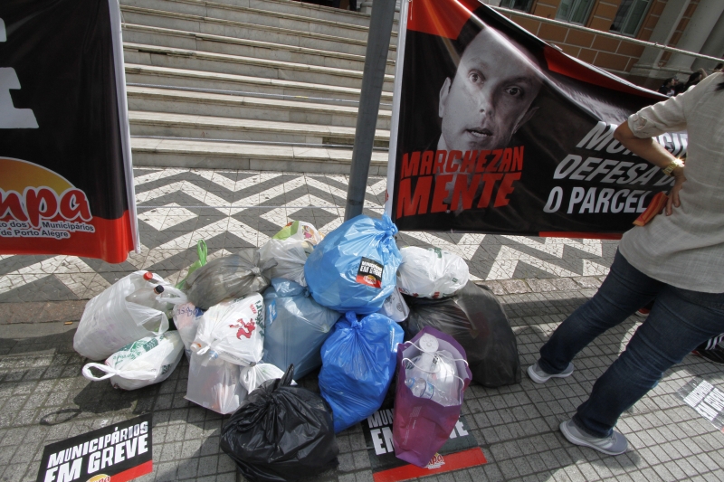 Sacolas com lixo seco começaram a ser depositadas na Praça Montevidéu no começo da manhã