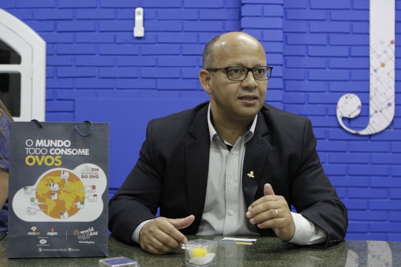 {'nm_midia_inter_thumb1':'https://www.jornaldocomercio.com/_midias/jpg/2017/10/10/206x137/1_mq101017_ovo02-1652607.jpg', 'id_midia_tipo':'2', 'id_tetag_galer':'', 'id_midia':'59dd0a4b01855', 'cd_midia':1652607, 'ds_midia_link': 'https://www.jornaldocomercio.com/_midias/jpg/2017/10/10/mq101017_ovo02-1652607.jpg', 'ds_midia': 'Visita ASGAV - Associa&ccedil;&atilde;o Ga&uacute;cha de Avicultura, para divulgar Dia Mundial do Ovo.  Na foto: Eduardo dos Santos - Diretor Executivo ', 'ds_midia_credi': 'MARCO QUINTANA/JC', 'ds_midia_titlo': 'Visita ASGAV - Associa&ccedil;&atilde;o Ga&uacute;cha de Avicultura, para divulgar Dia Mundial do Ovo.  Na foto: Eduardo dos Santos - Diretor Executivo ', 'cd_tetag': '1', 'cd_midia_w': '800', 'cd_midia_h': '533', 'align': 'Left'}