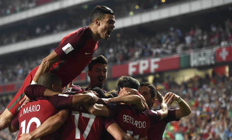 Pepe comemora com companheiros portugueses a classificação direta ao Mundial