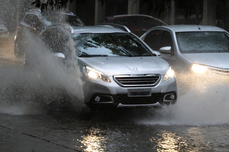 Chuvas com grande volume de água no inicio desta quarta-feira atormentou os porto-alegrenses.
na foto: alagamento na pista da Avenida Luiz Englert