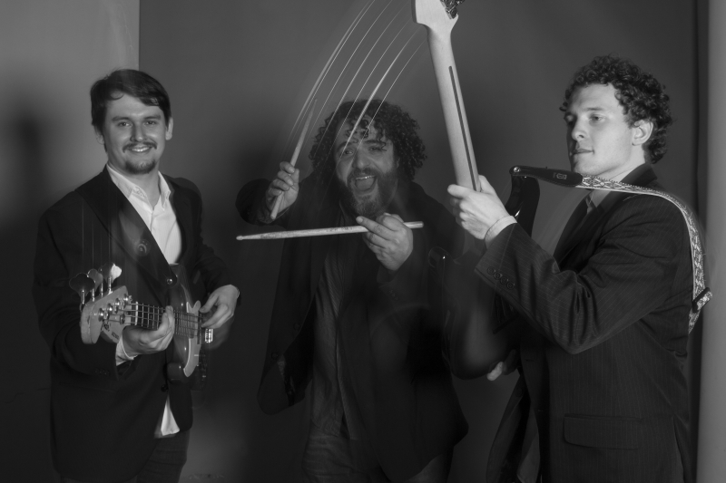 Trio é formado por Bernardo Scarton (guitarra e voz), Filipe Siak (baixo) e Hamilton Felix (bateria)