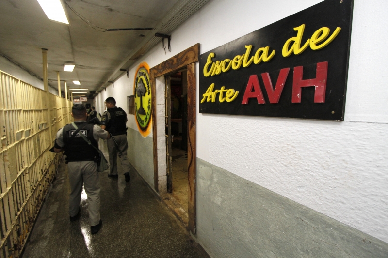 Onze apenados trabalham com artesanato de material reciclável