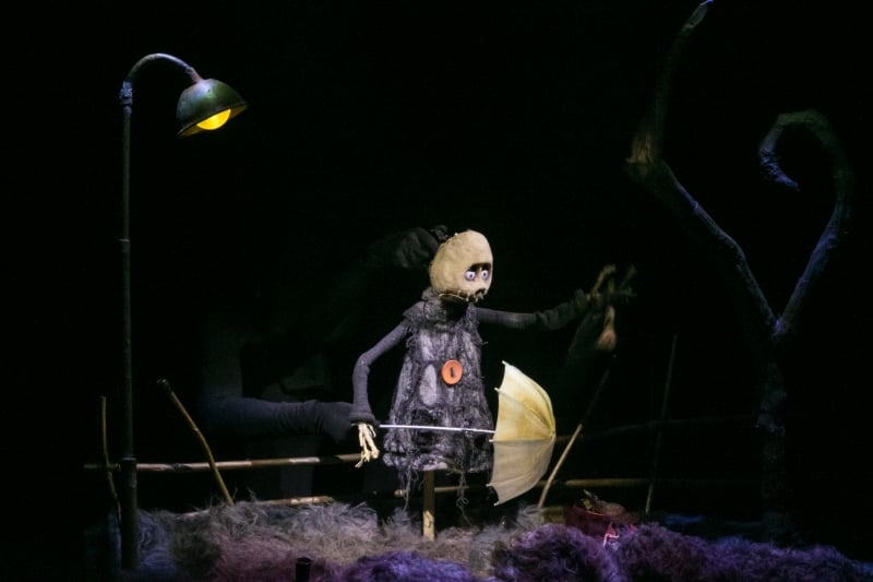 Espetáculo Noone's Land, que utiliza bonecos de mesa e mídias óticas, foi um dos destaques