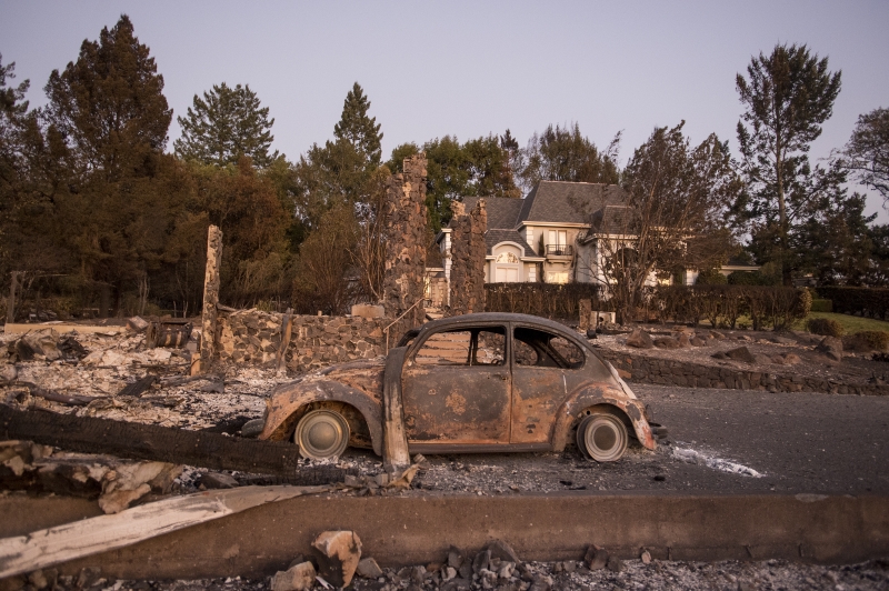 Cerca de 100 mil pessoas tiveram de deixar suas residências enquanto as chamas não são controladas