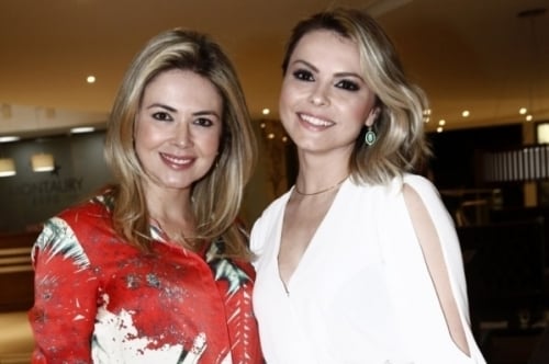 Daniela Leães abraçou Themis Hepp na comemoração dos dois anos de sua clínica dermatológica, em Caxias do Sul