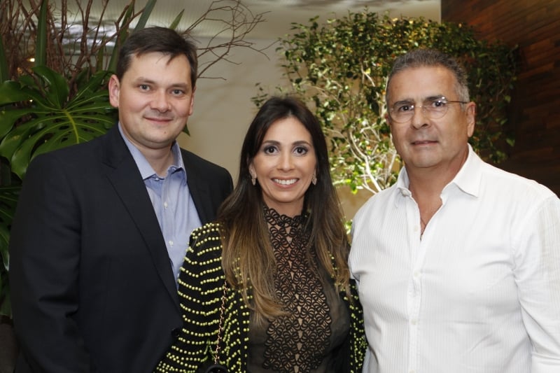 Richard e Vanessa Schwambach com o arquiteto Mário Quintana